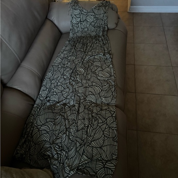 Long Elegant Legs maxi dress.  Deep green print.  Size medium. Worn once - Picture 9 of 10